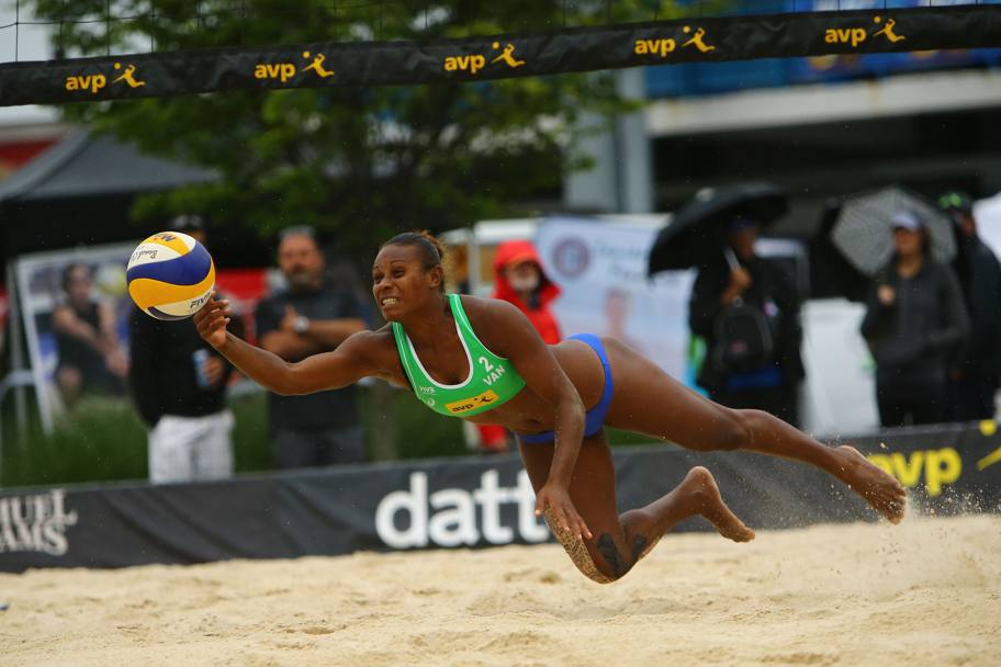 Lo stupendo gesto atletico di Linline Matauatu, giocatrice di Vanuatu (Afp)